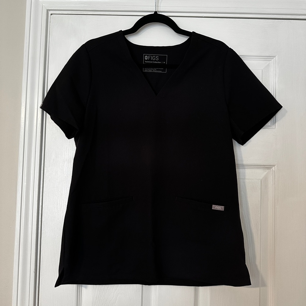 WOMEN’S FIGS BLACK CASMA SCRUB TOP - M